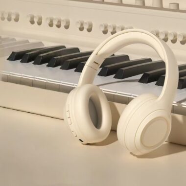 Deep bass noise-cancelling wireless headphone for running and gaming