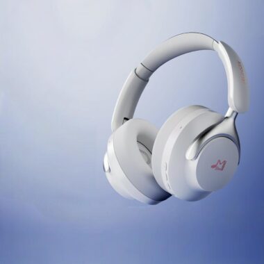 Long-battery active noise cancelling headphones for travel