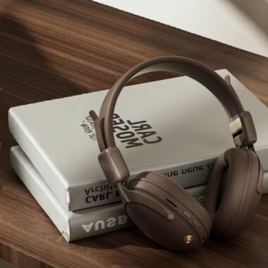 Retro gaming noise cancelling headphones with vintage design