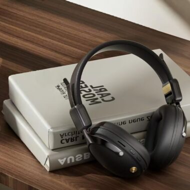 Retro gaming noise cancelling headphones with vintage design