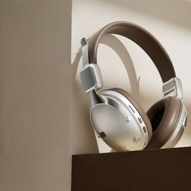 Retro gaming noise cancelling headphones with vintage design