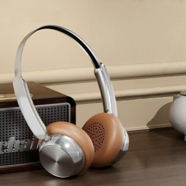 American retro metal Bluetooth wireless headphone with long battery
