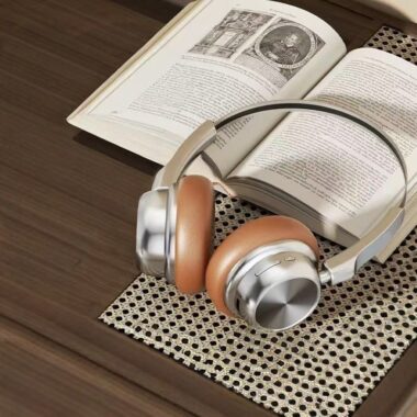 American retro metal Bluetooth wireless headphone with long battery